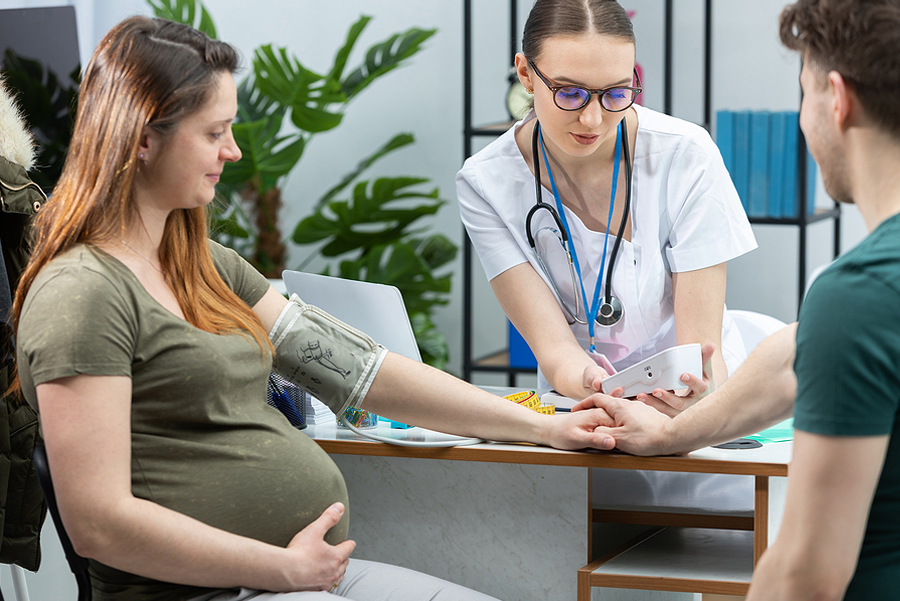 nurse with expecting mother